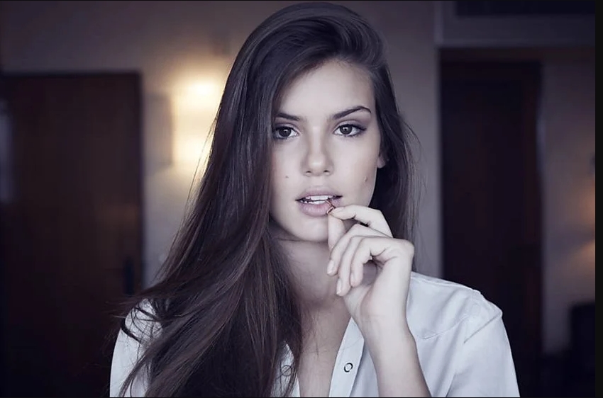 Camila Queiroz é demitida da globo