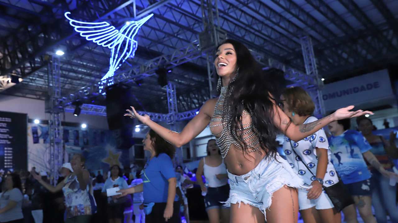 Bruna Gonçalves, esposa da cantora Ludmilla comparece ao ensaio da Beija Flor