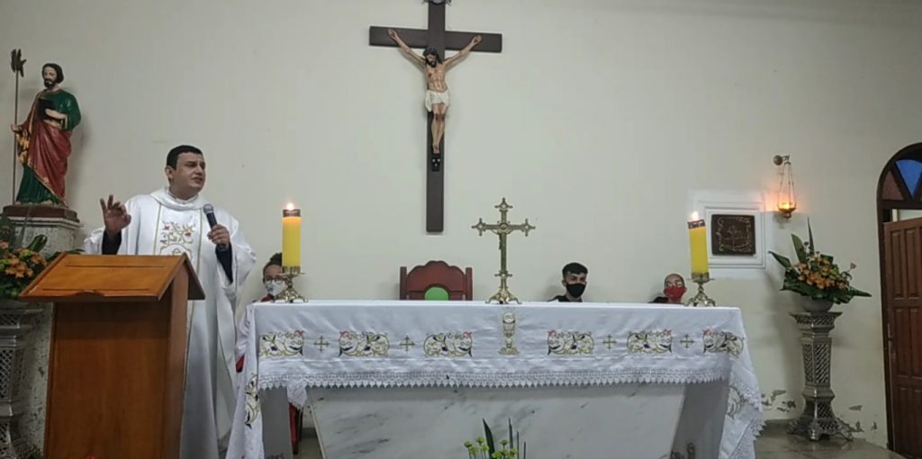 Padre chama mulher de capeta