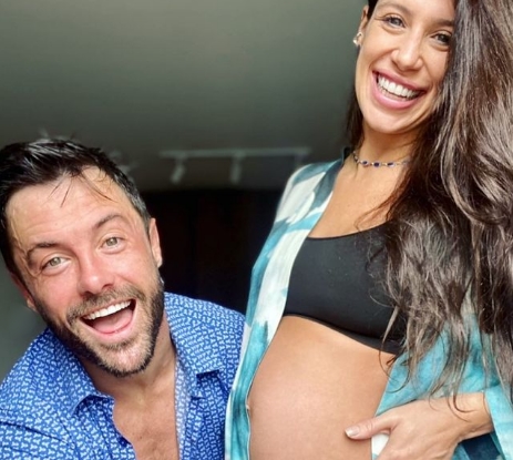 Kayky Brito pede roupinhas de bebê.