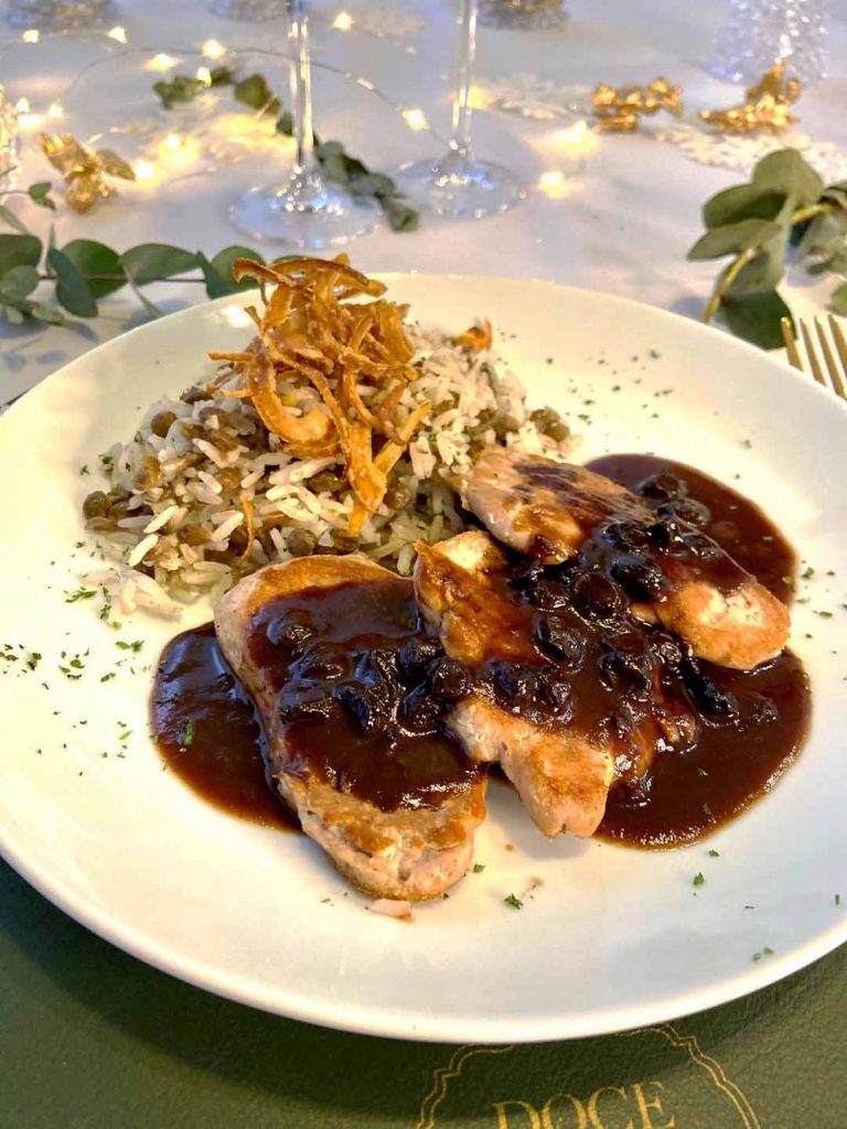 Escalope de filé suíno ao molho de bluberry