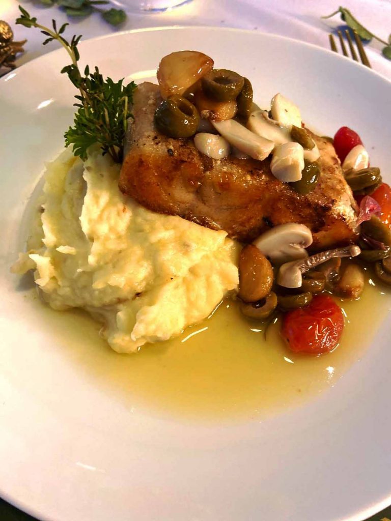 Pescada amarela ao molho muniére com alcaparras