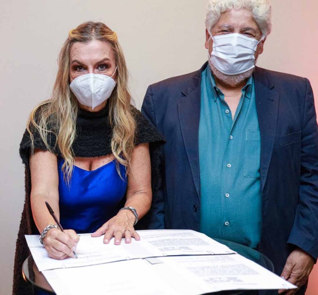 Secretária de Turismo do DF, Vanessa Mendonça, assina o Protocolo de Intenções ao lado do presidente da ABS-Brasília, Sérgio Pires. Foto: Gabriel Matos/Setur-DF