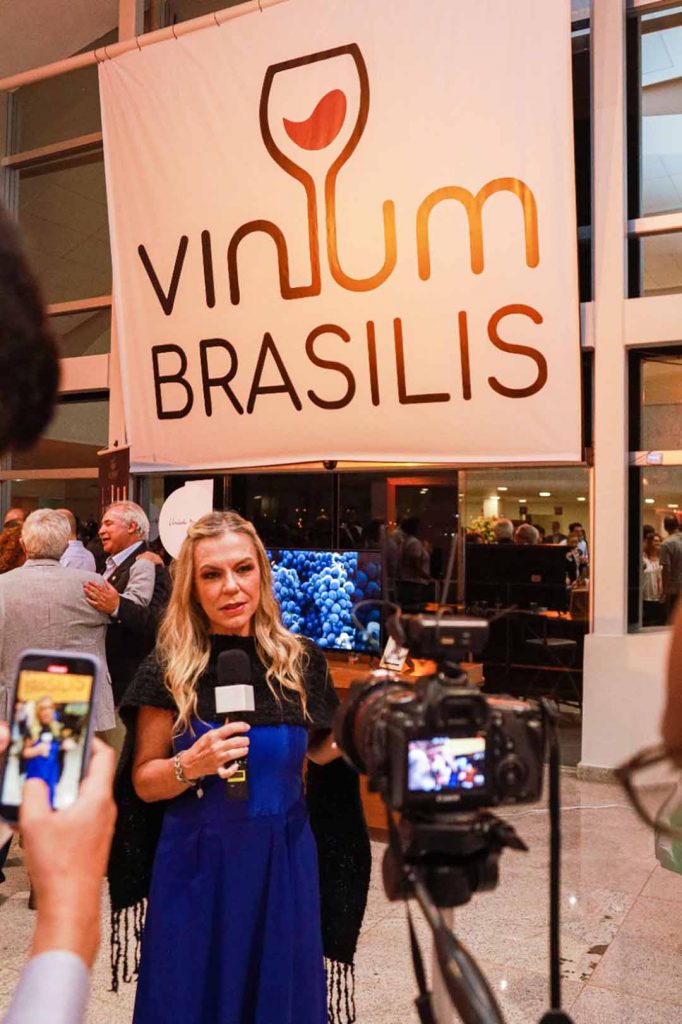 Secretária de Turismo do DF gravando entrevista para veiculação nacional sobre o vinho de Brasília. Foto: Gabriel Matos/Setur-DF