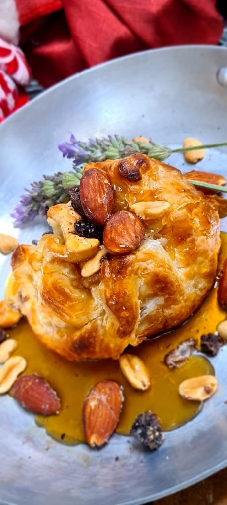 Brie folhado, caramelo de castanhas, frutas secas e flor de sal