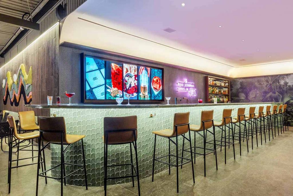 Altas Gastrobar na CASACOR Brasília com painel de LED com telas maleáveis da CLX. Foto: Edgard Cesar