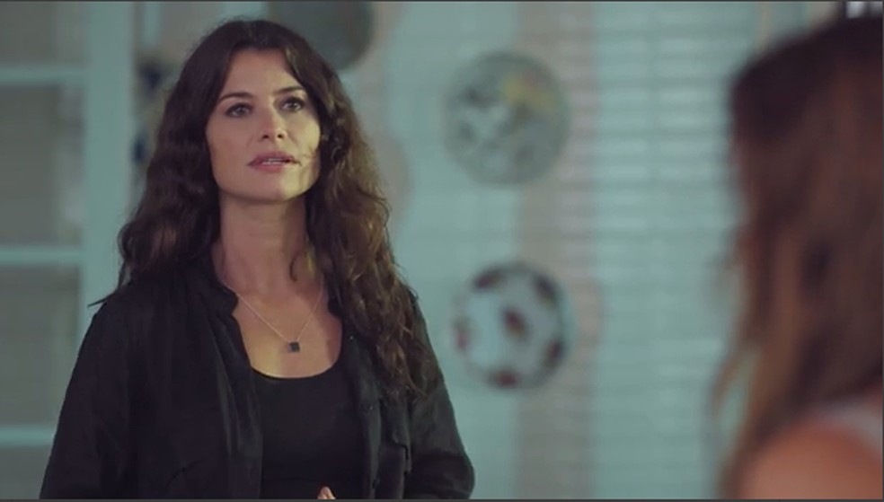 Bárbara dá tapa na cara de criança