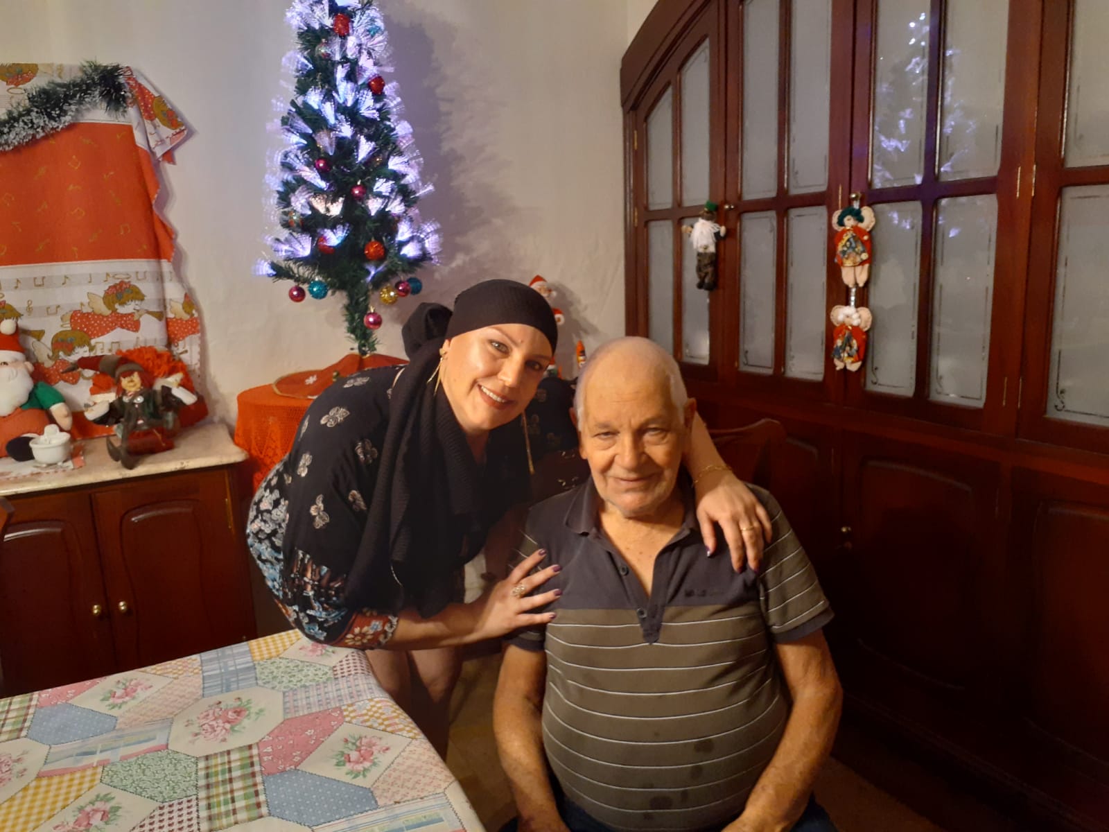 pai raspa a cabeça em apoio à filha em tratamento contra câncer