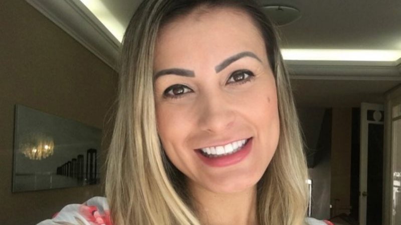 Andressa Urach arrependida de doar seu carros pra igreja