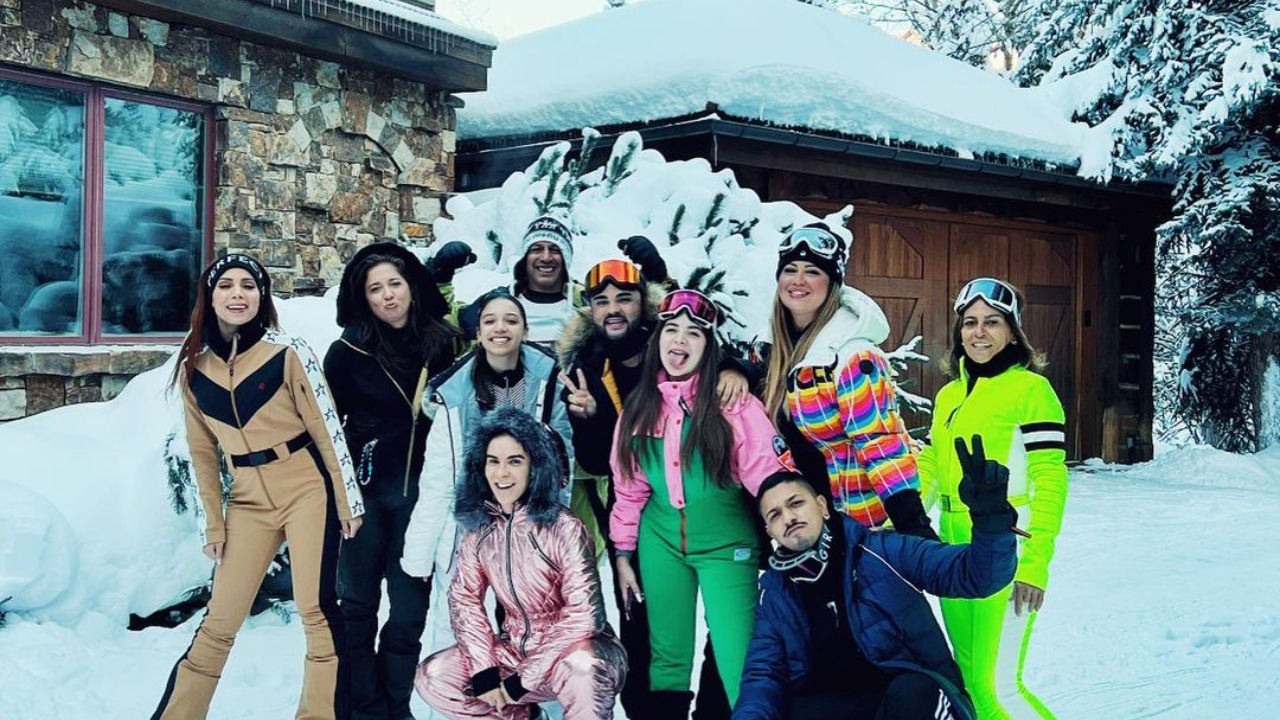 No início do ano, Anitta junto com os amigos viajaram para Aspen e postaram vídeos nas redes sociais esquiando.