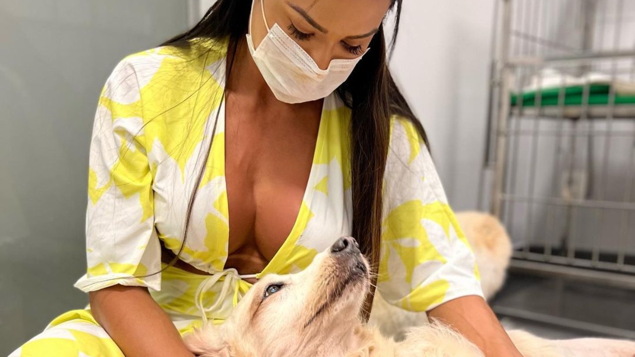A modelo divulgou fotos com uma de suas cachorras de estimação lamentando sua morte, “Minha mais velha”.