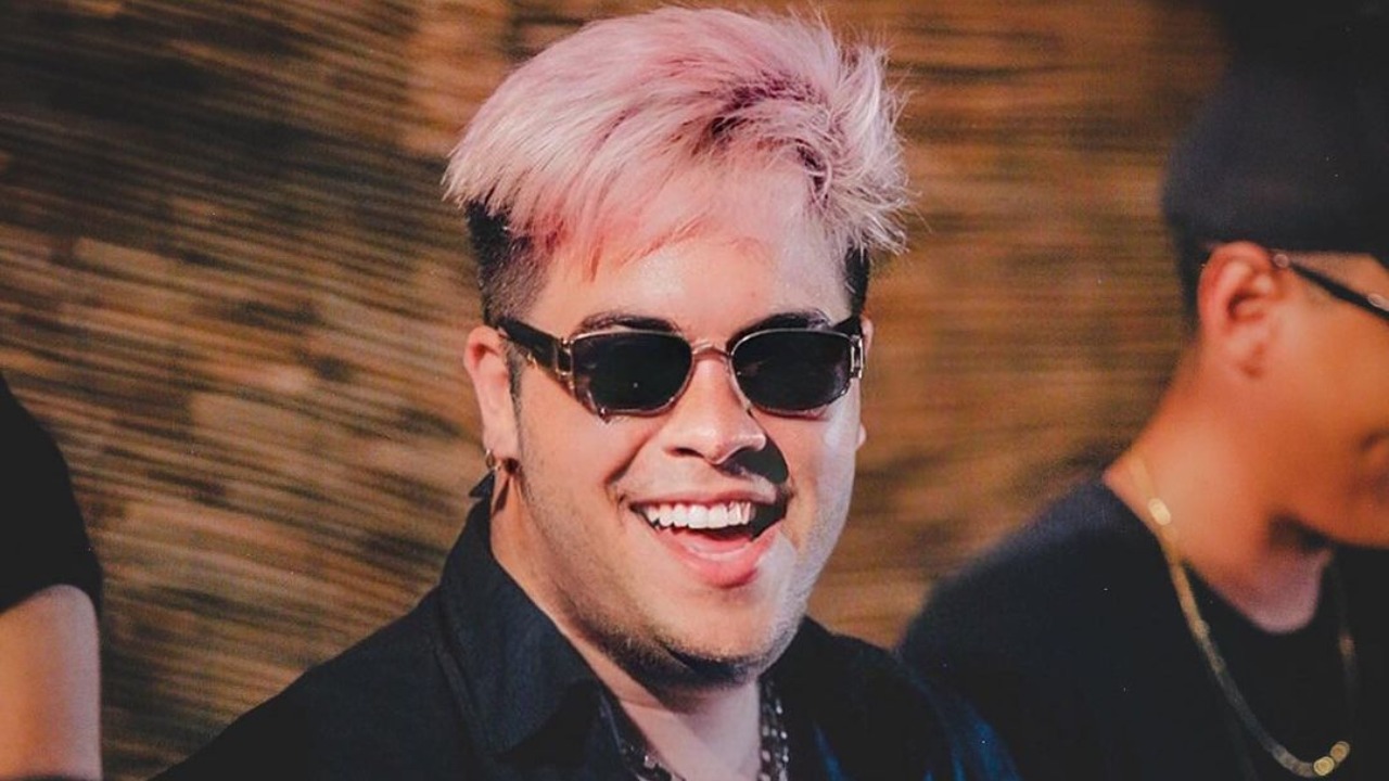 Álvaro finalmente voltou às redes sociais e surgiu em Orlando, “Estava sem bateria no aeroporto, só consegui colocar o endereço do hotel para não me perder aqui”.