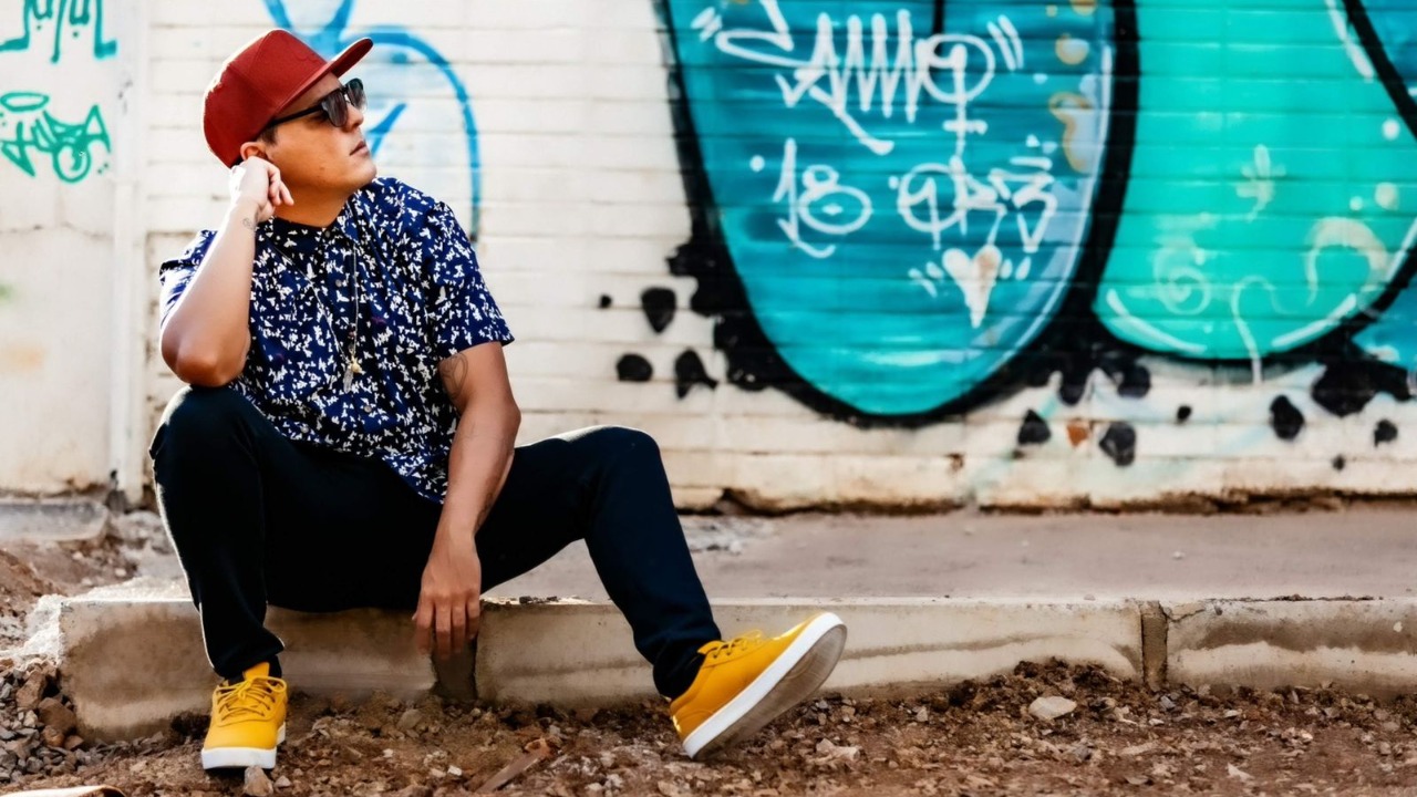 O cantor e compositor Rodolfo Poppi retorna a Brasília para lançar seu primeiro trabalho e conta com vários produtores internacionais.