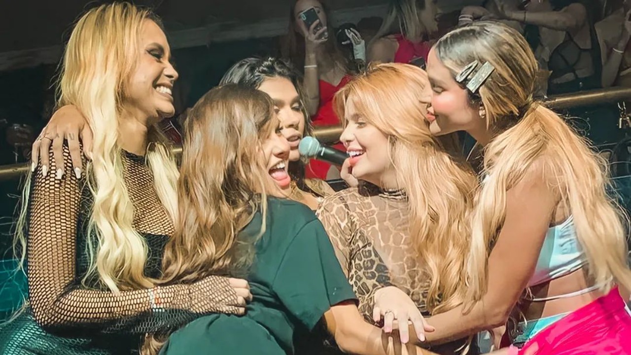 A influencer e ex-bbb curte balada em São Paulo com os amigos, entre eles a cantora Pocah, a ex-bbb Thais e o influencer Lipe Ribeiro.