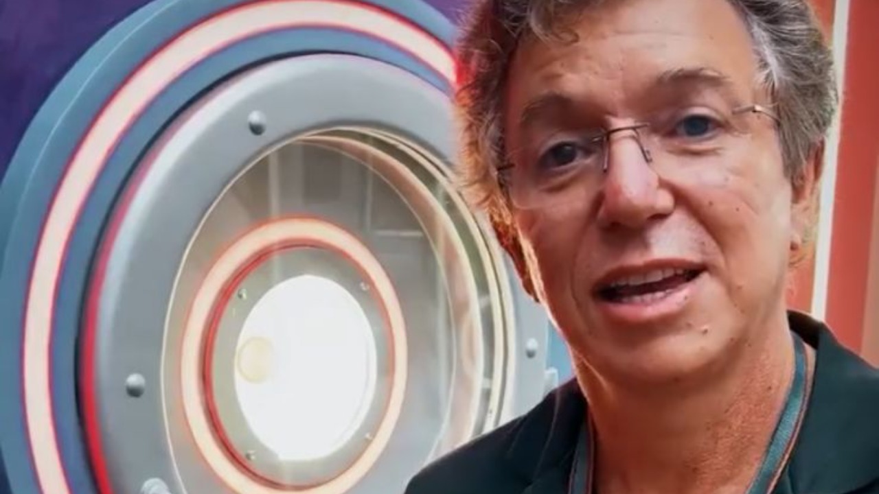 A nova edição do programa está recheada de novidades e um novo botão é uma delas. Os fãs puderam conhecer o novo ‘integrante’.