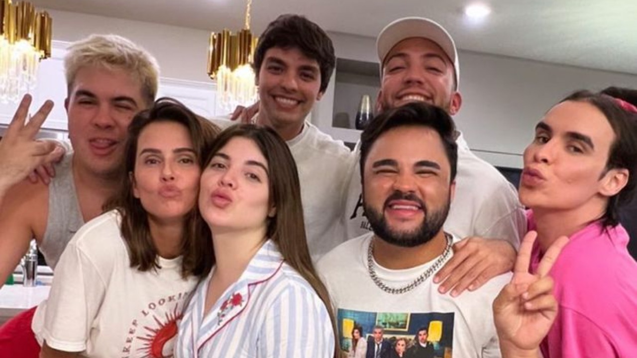 A atriz chegou no destino que escolheu passar as férias e dividiu com seus seguidores a diversão da noite.