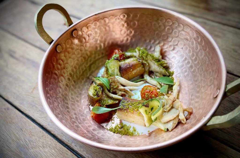 Cogumelos com tuile, coalhada, terra verde, abobrinha e tomate confit. Foto: Divulgação