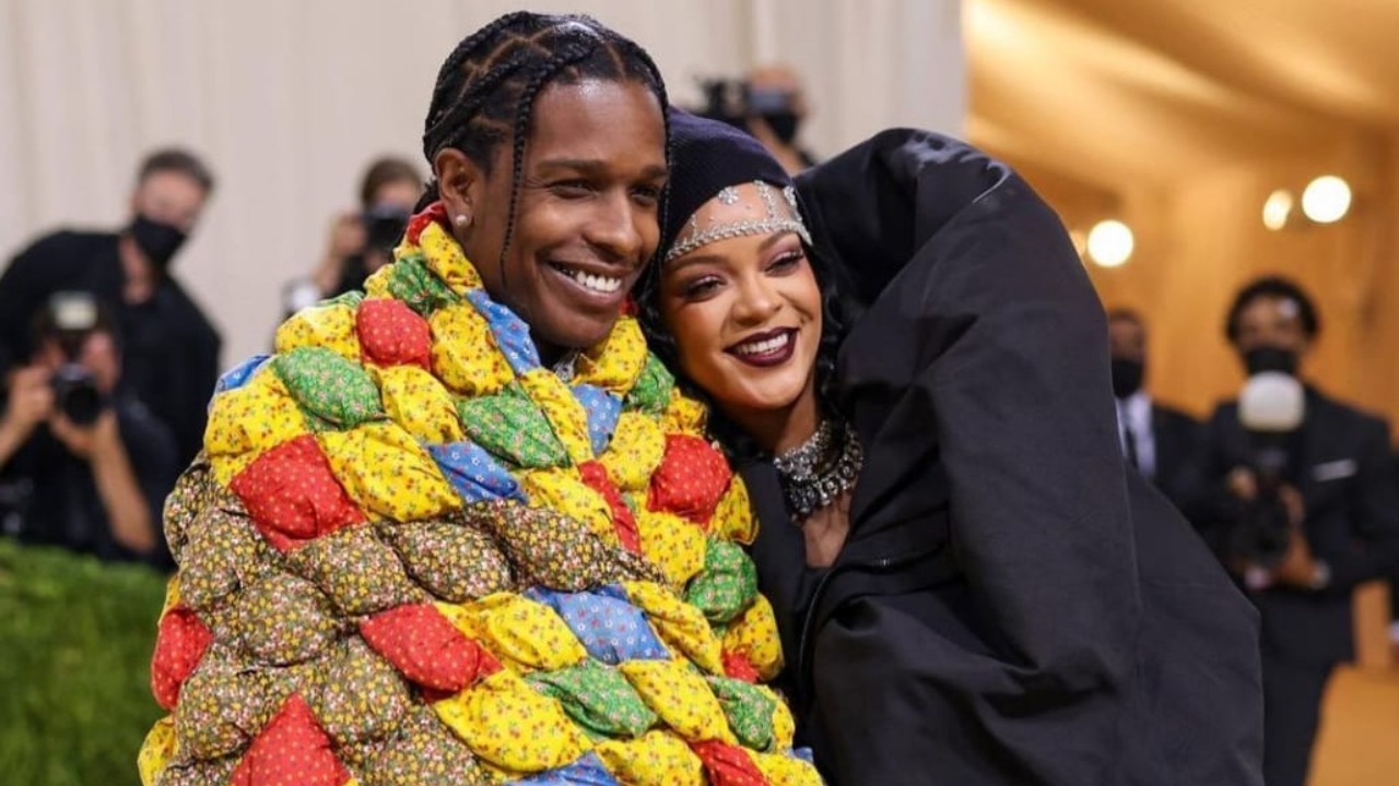 A cantora apareceu com o barrigão à mostra e chocou os fãs; Ela está esperando o primeiro filho com A$AP Rocky.