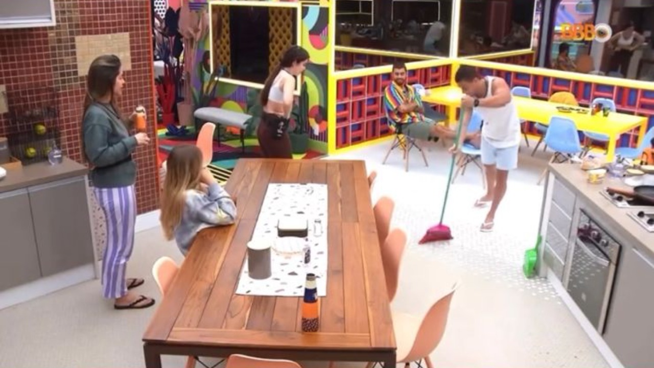 Com dificuldades até para varrer o chão, a influencer pede ajuda e afirma “estou aprendendo muitas coisas”.