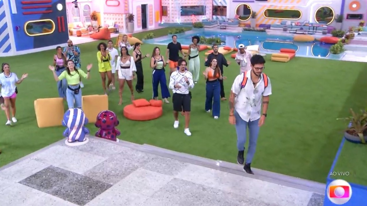 Na noite da segunda eliminação, os brothers mais uma vez cantaram uma música para se despedir de Rodrigo e os fãs do programa não curtiram.