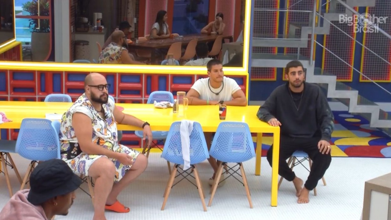 A manhã foi agitada entre os brothers! Ao conversarem sobre os seres humanos, Pedro se exaltou e gritou com os demais.