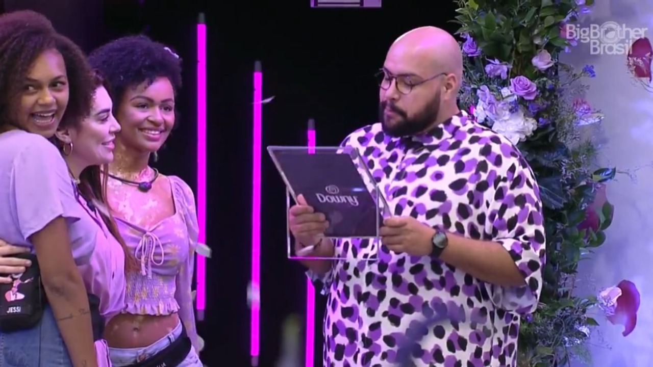 O líder da semana escolheu as sisters que voltaram do paredão e a cantora e amiga, para aproveitar o almoço.