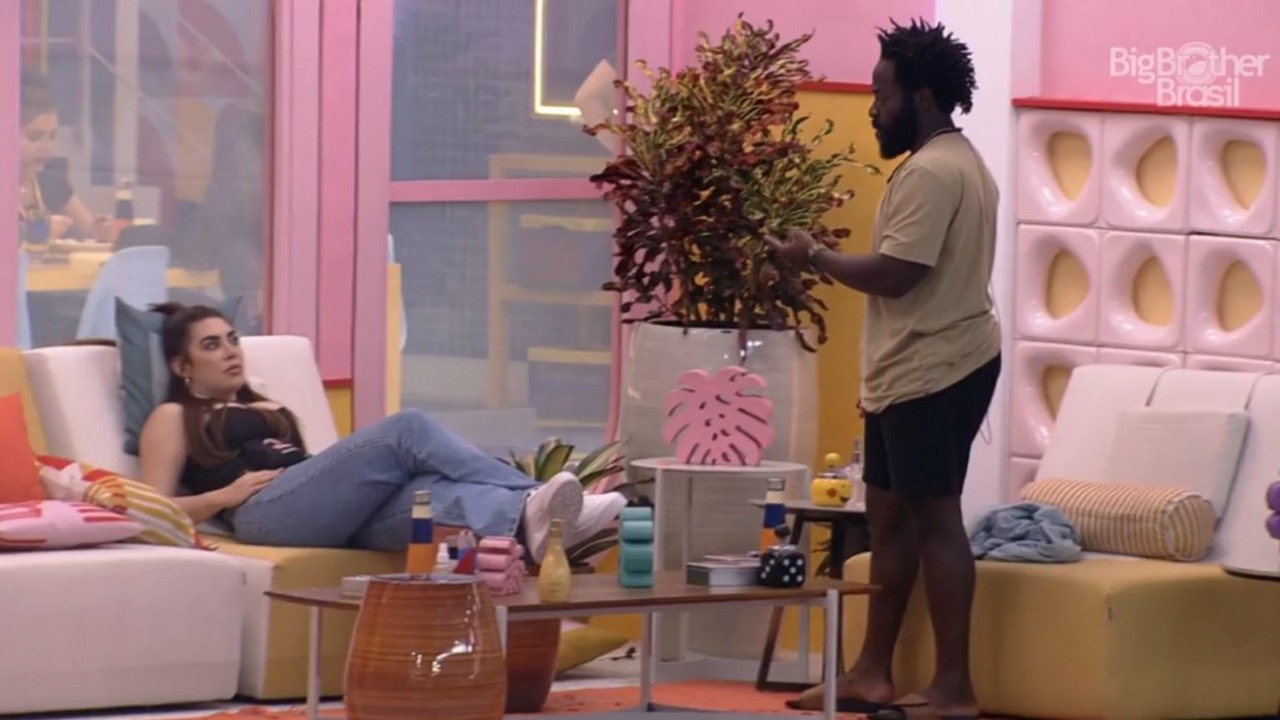 Os emparedados Douglas Silva e Arthur Aguiar conversaram com alguns colegas de confinamento para entender as placas que receberam.