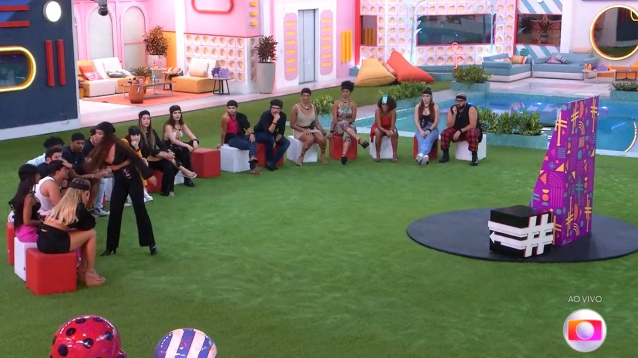 A cantora não foi delicada na hora de colar a placa na testa do ator e os internautas questionaram o ‘tapa’ no brother.