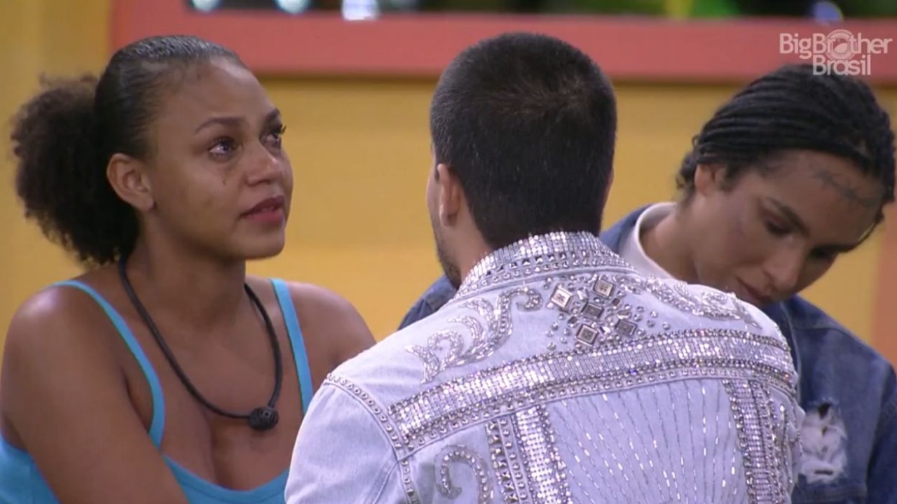 Com a volta do ator, a professora aproveitou para se redimir sobre a acusação de “ameaça” vinda de Arthur Aguiar.