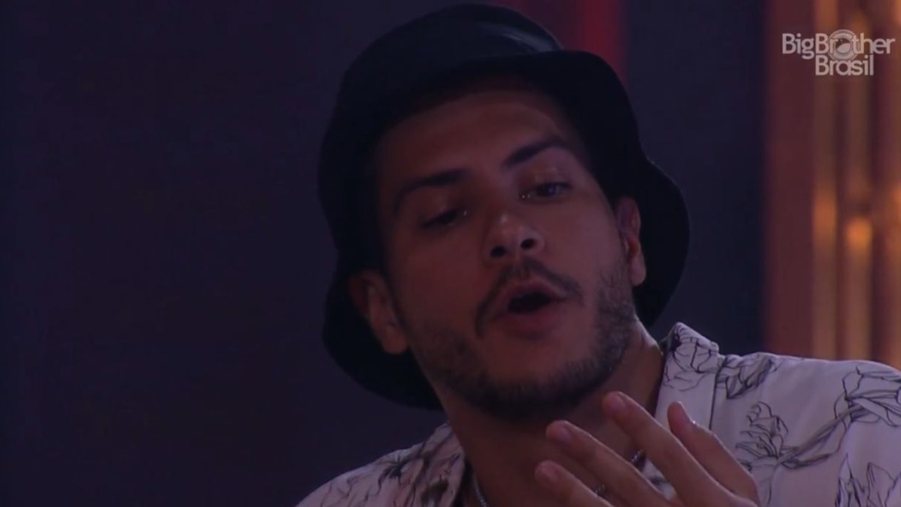 Durante a madrugada, o ator conversou com alguns brothers e revelou sua intenção de voto para o próximo paredão