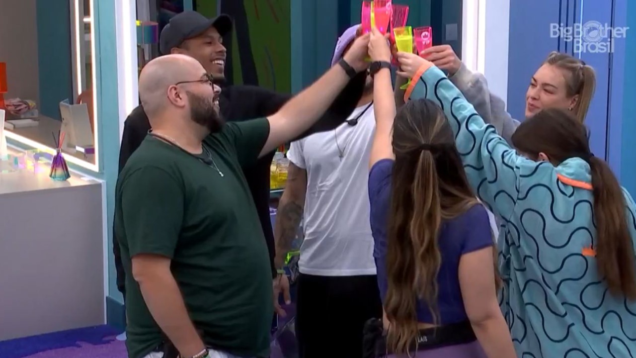 Após a vitória da influencer, ela subiu para o quarto do Líder com os escolhidos para o VIP e brindaram a liderança