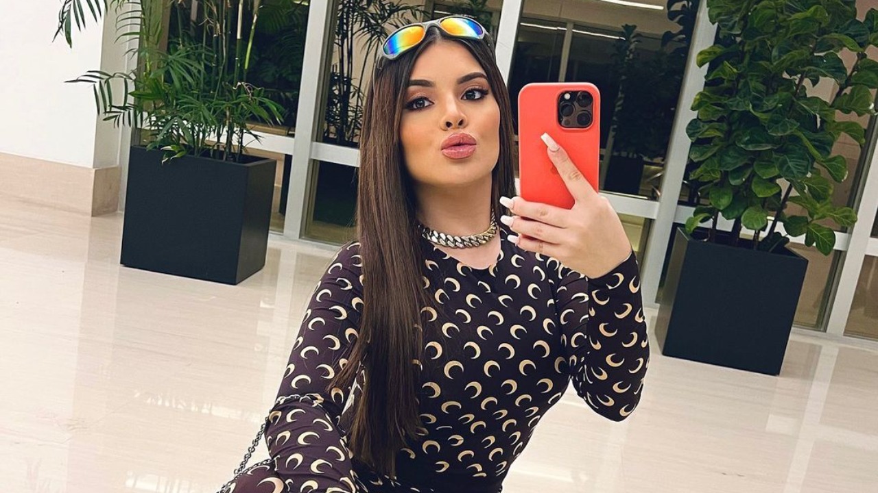 A influencer contou sua opinião sobre os cantores na casa mais vigiada do Brasil e afirmou “medo de chamar pra farofa”