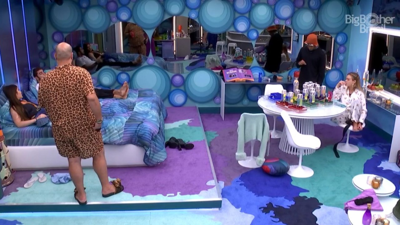 A sister se irrita com brincadeira dos brothers durante um papo na madrugada e o surfista rebate a fala da gaúcha