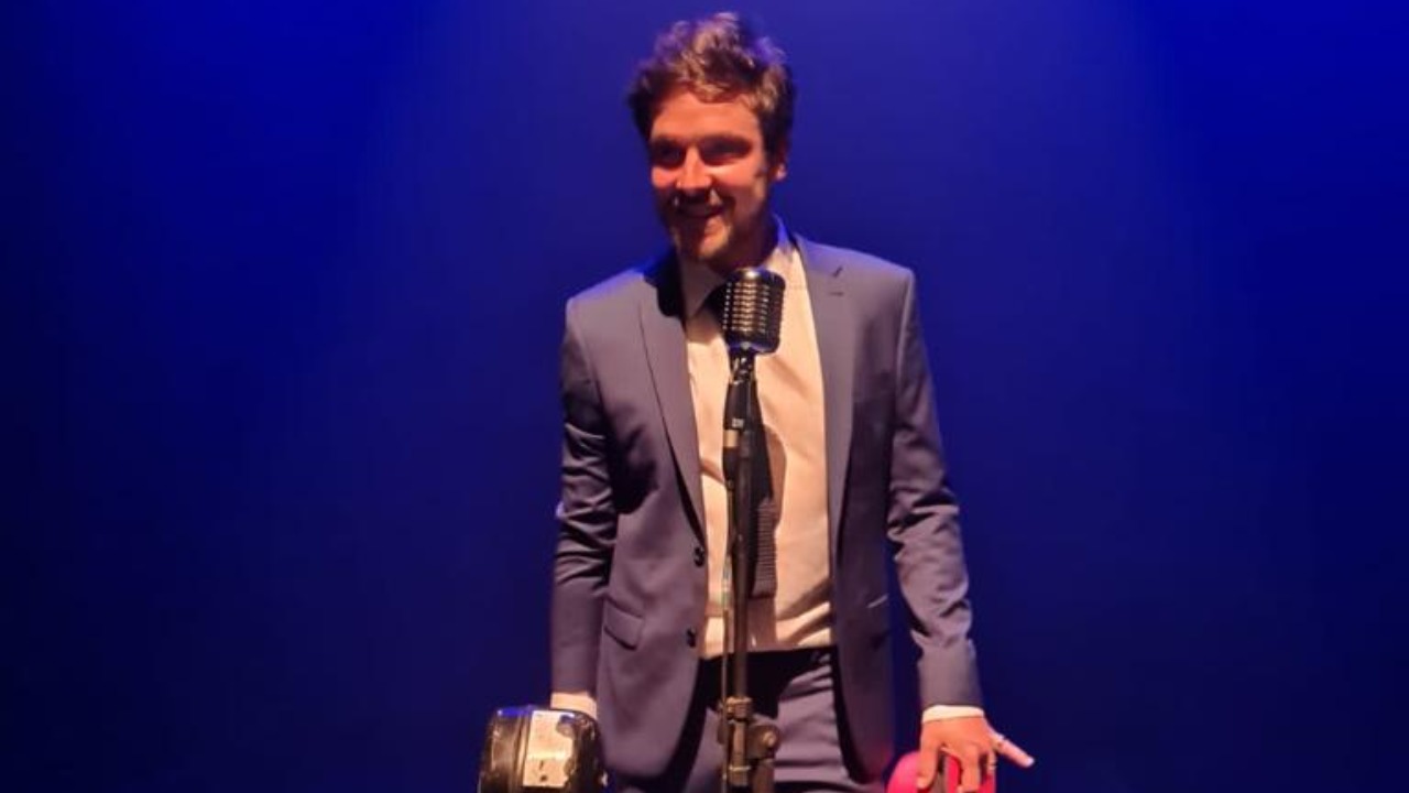 Dirigido por Regis Trovão, o cantor gravou o vídeo de sua nova faixa no Espaço dos Parlapatões em São Paulo