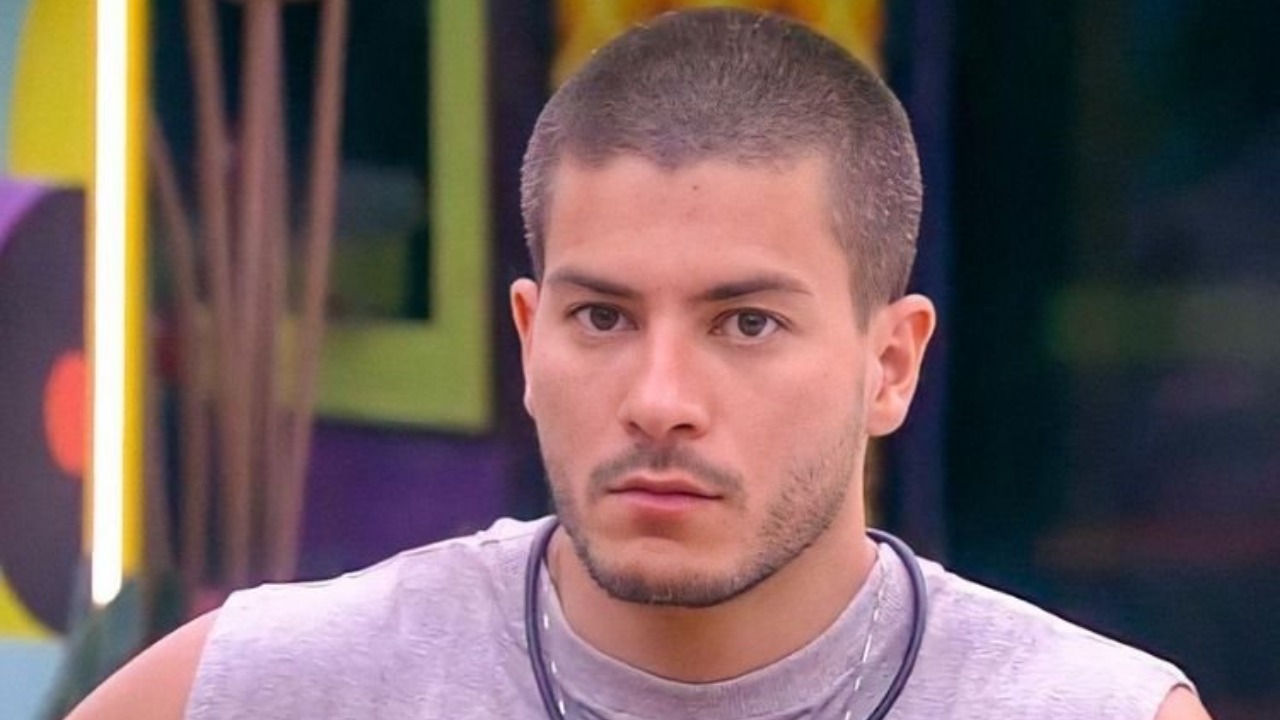 O brother usou o modelo esgotado da Gucci durante a festa que aconteceu na madrugada da última quinta-feira (17)