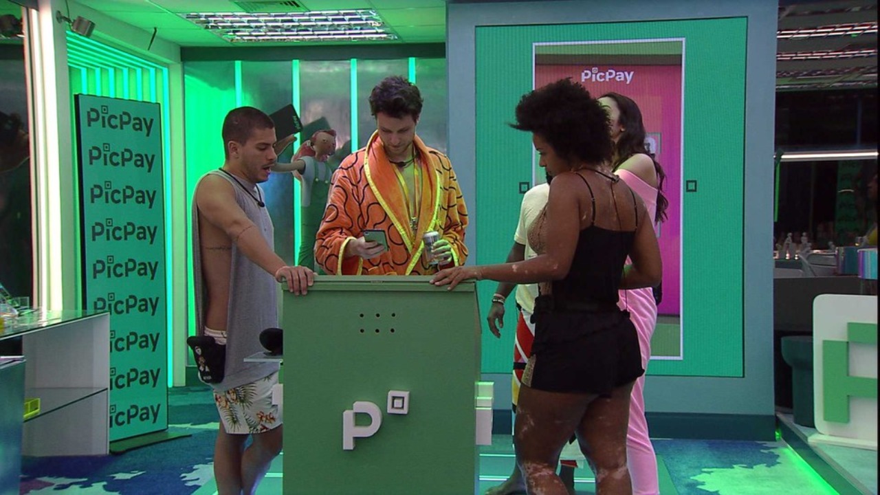 O brother surpreendeu os colegas de confinamento com o tema escolhido para sua festa, que acontece nesta quarta (23)