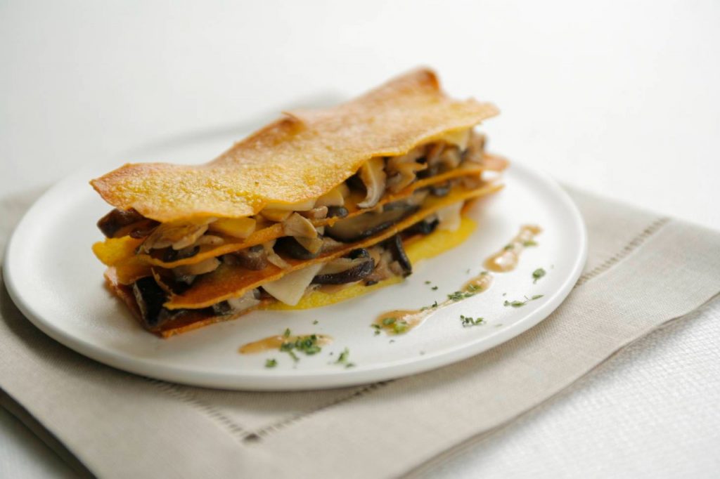 Millefoglie di Polenta con funghi e grana Padano. Foto: Piselli/Divulgação