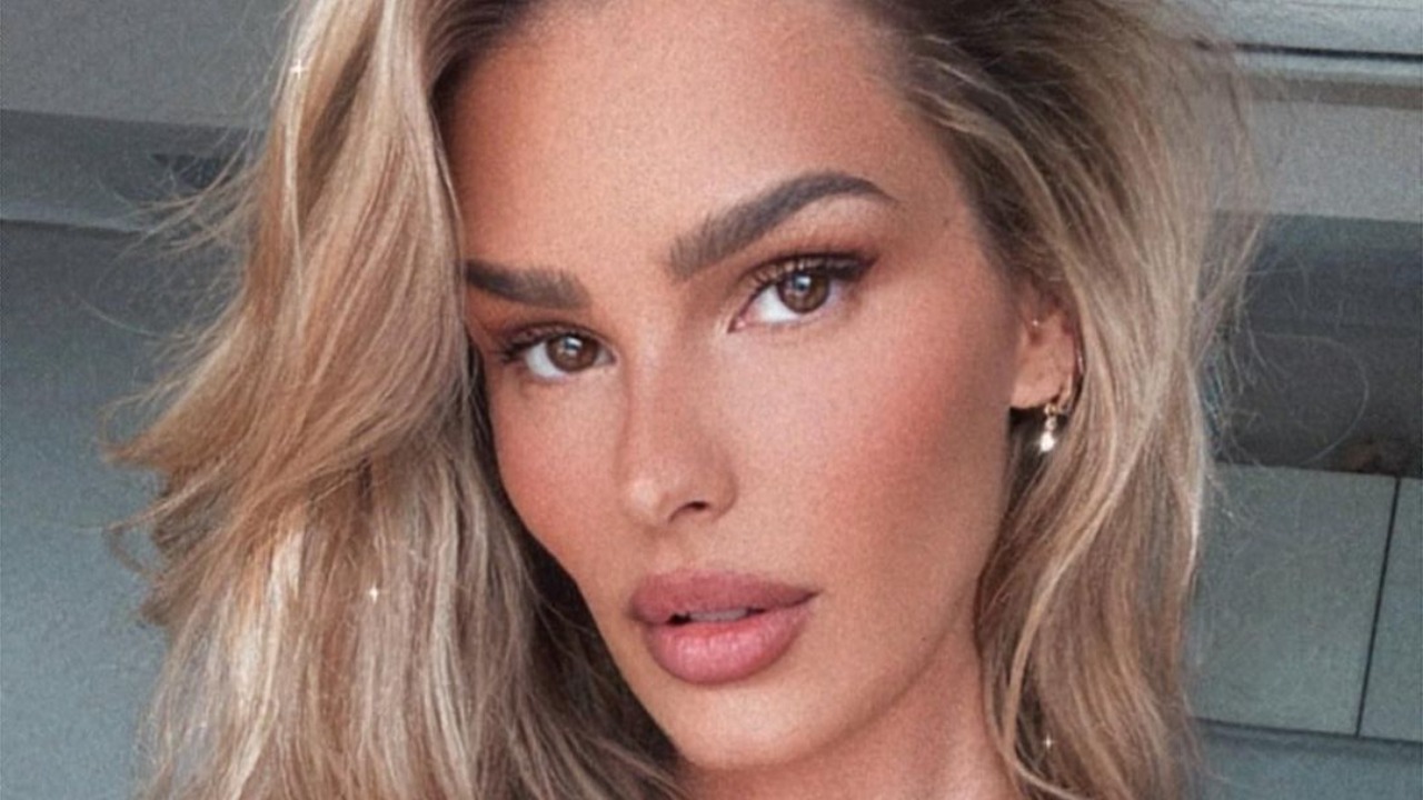 "Parem de culpabilizar a mulher" escreveu a modelo em seu Instagram; O surfista voltou a encontrar os membros de sua família