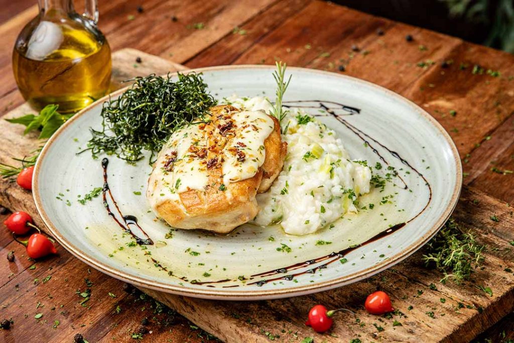 Filé de frango recheado com risoto