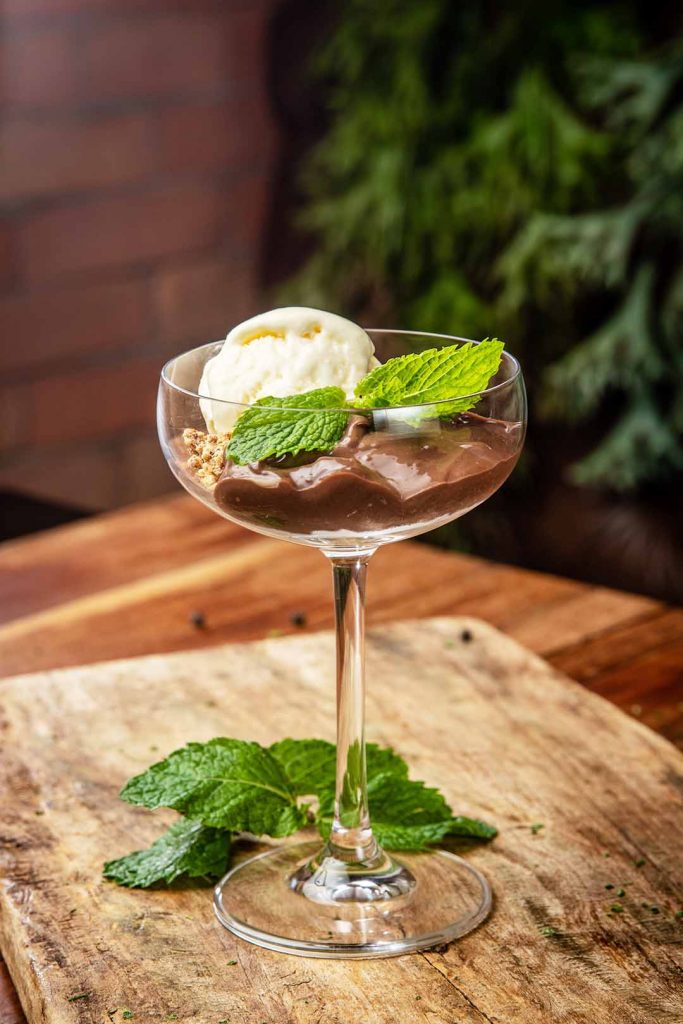 Sorvete de creme com farofa de castanha