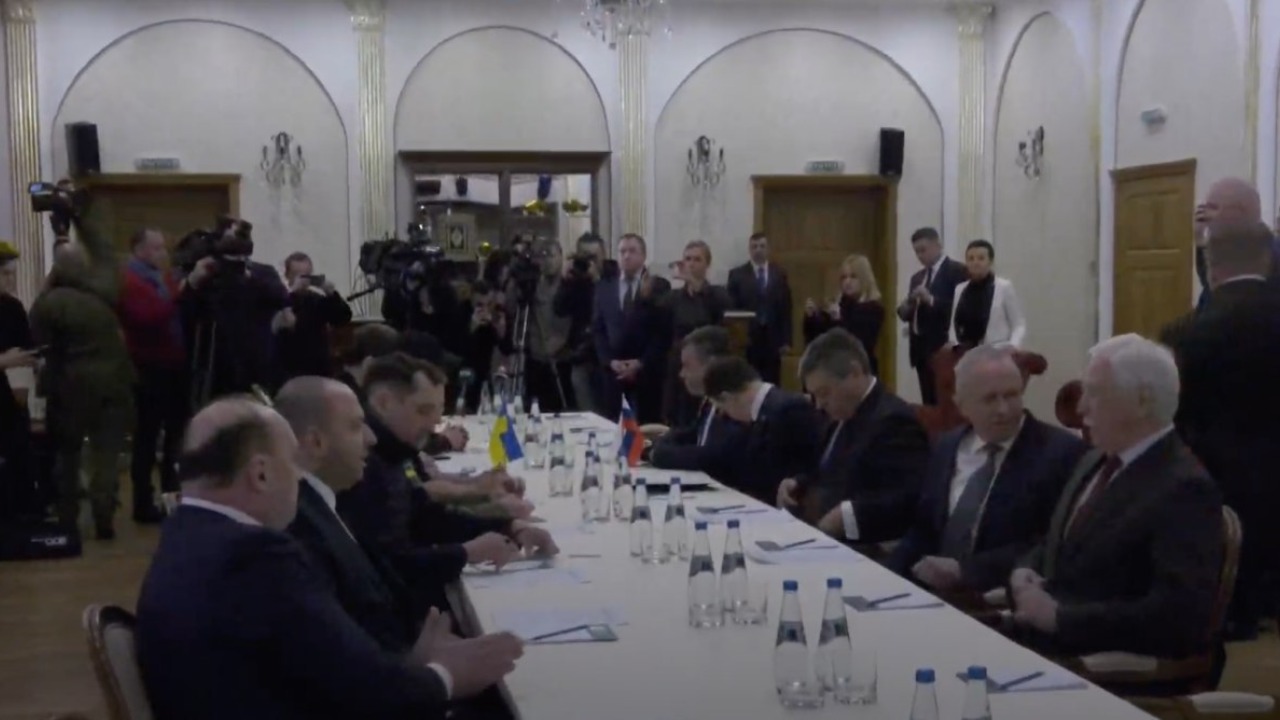 A delegação ucraniana chegou ao local das negociações com a Rússia na manhã desta segunda-feira (28) para exigir um cessar-fogo