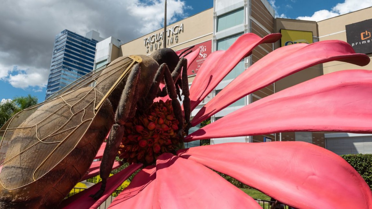 A exposição gratuita com sons e movimentos conta também com uma árvore falante de 2,5 metros de altura, que contará histórias aos visitantes