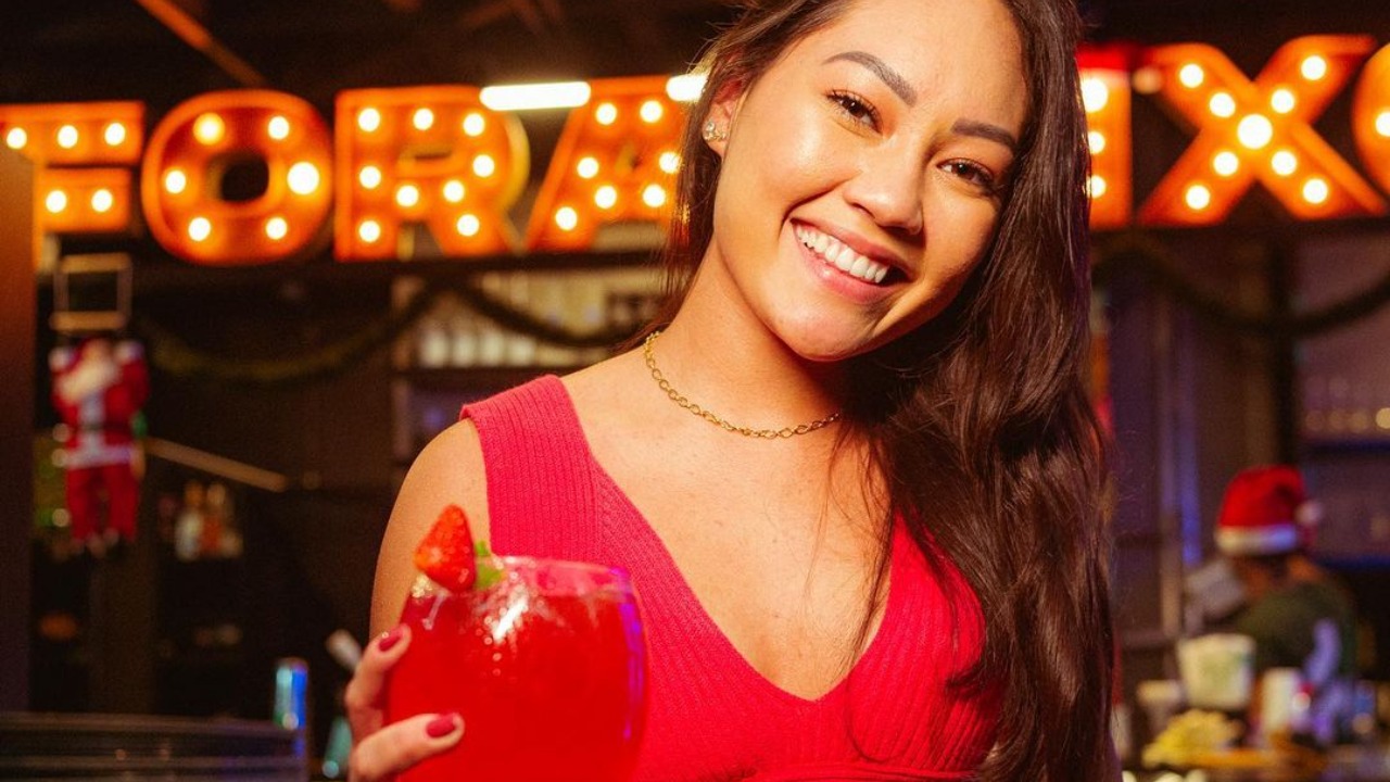 Bar conta com três unidades pela cidade e investe em cardápio e atrações que agradam todos os públicos; comprovante de vacinação é exigido