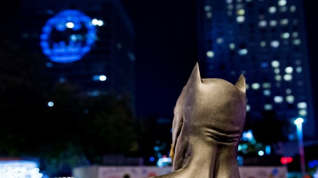 O aclamado longa do universo DC dirigido por Matt Reeves já está em cartaz nos cinemas brasileiros desde a última quinta (3)