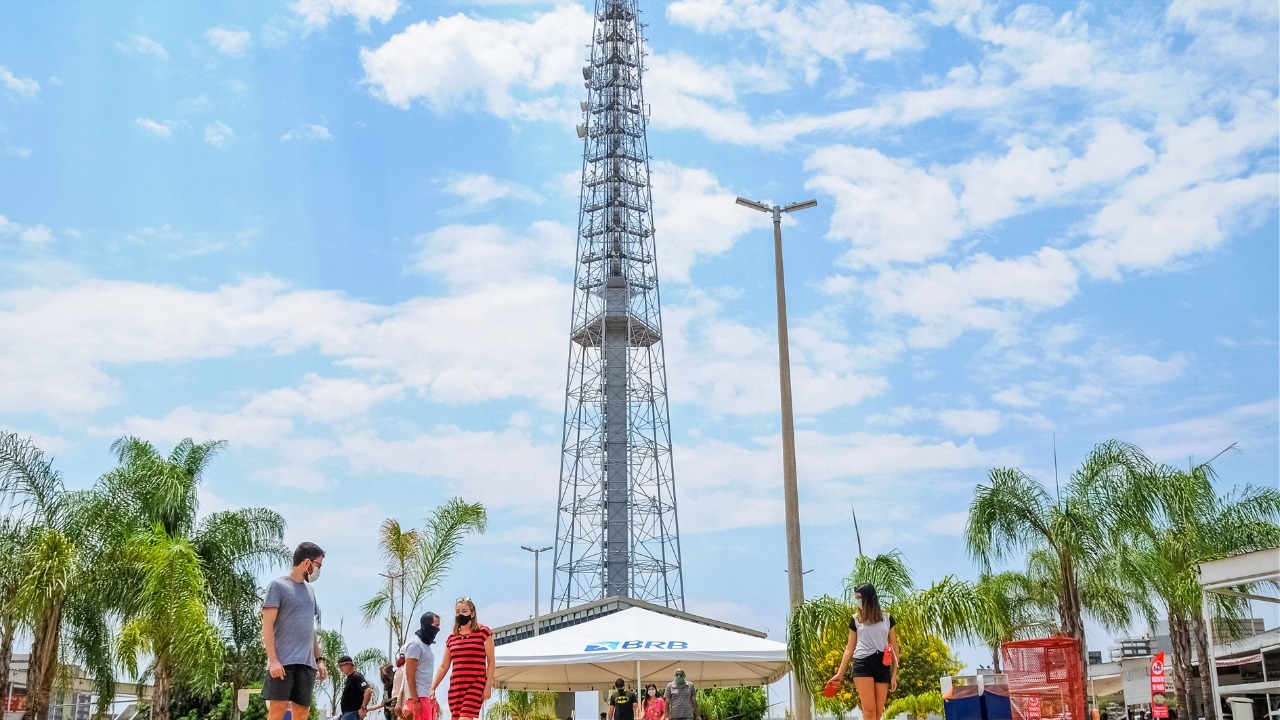 Pista de patinação no gelo tem entrada gratuita no dia 9 de março, além de apresentações de DJs da cidade, exposição, entre outras