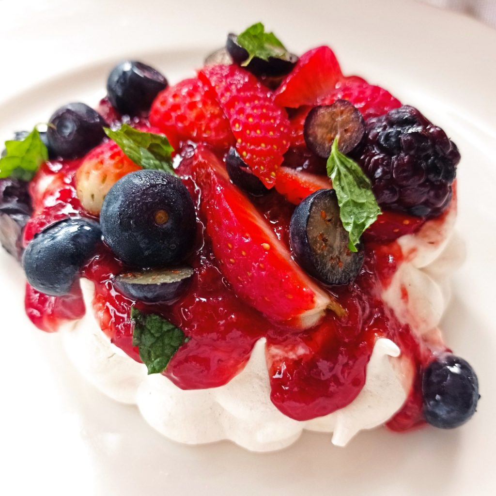 Pavlovla com iogurte e frutas vermelhas. Foto: Lulu Peters