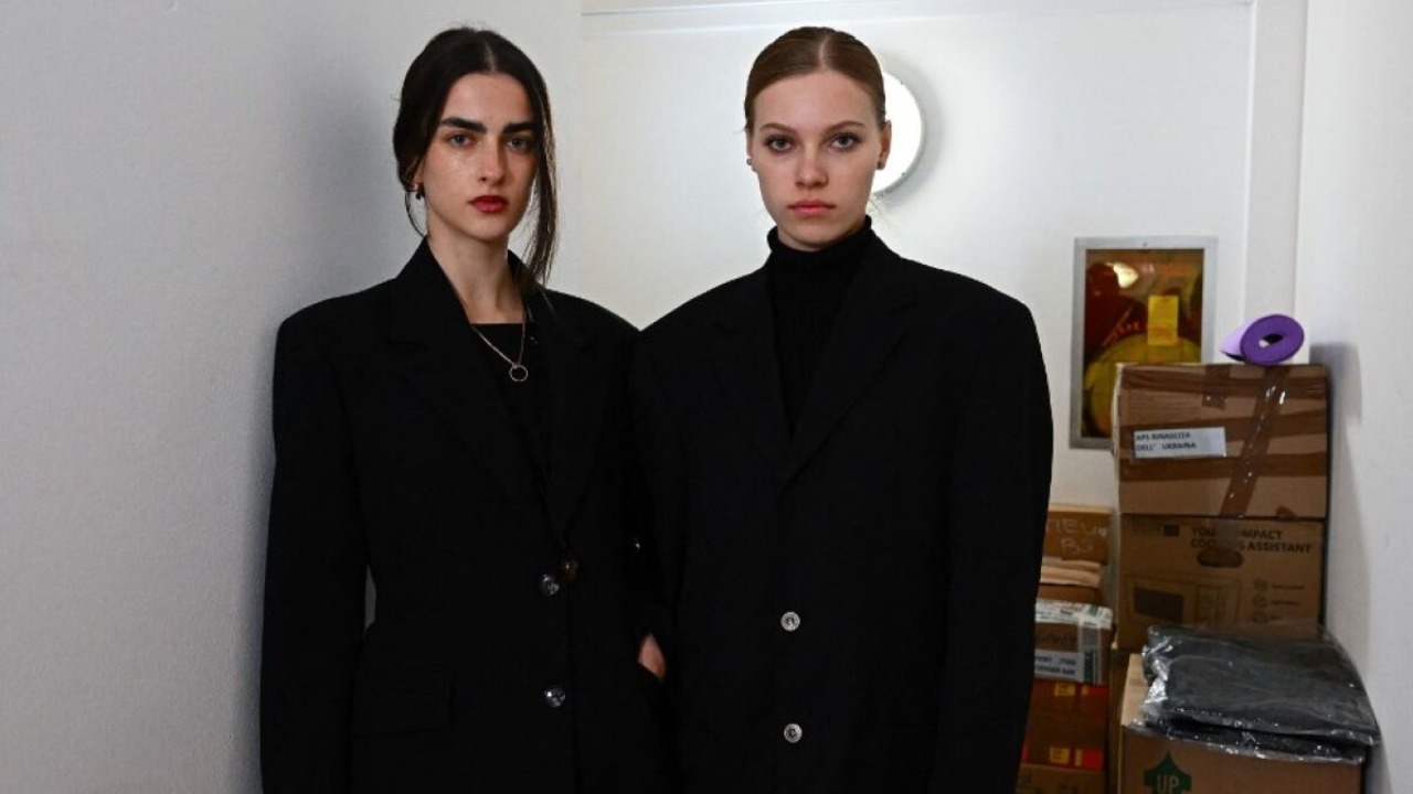 As ucranianas Bogdana Didenko Nevodnik e Valya Fedotova foram bloqueadas a entrar em Milão e se juntam a voluntários