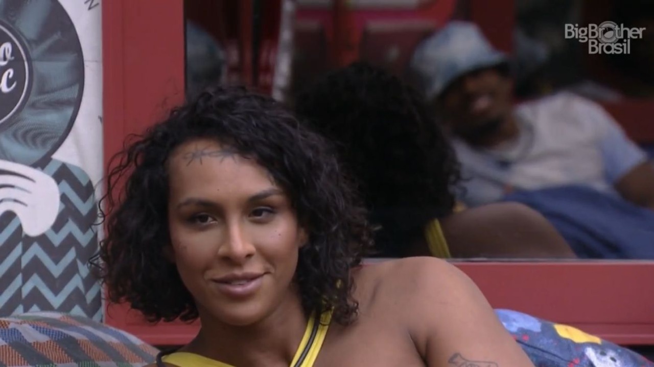 Nas brincadeiras de madrugada, a sister brincou com atleta e disse que queria dormir de ‘conchinha’ com ele