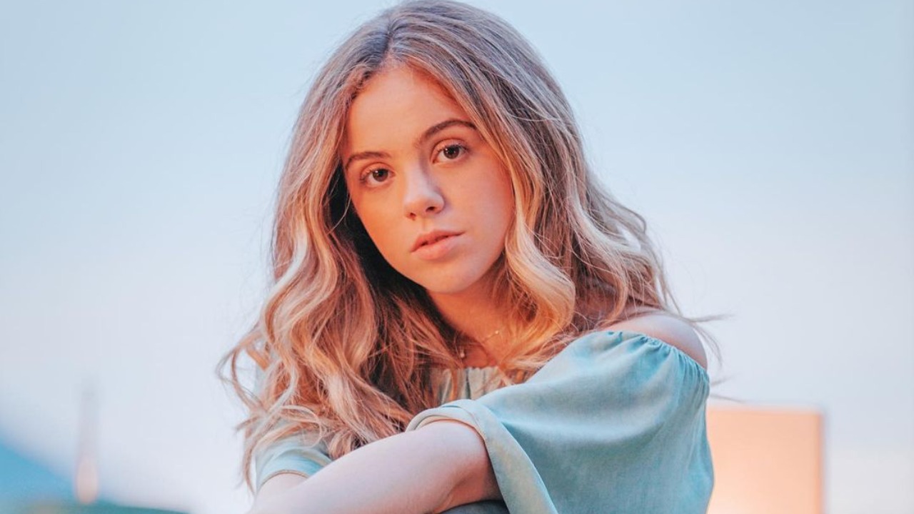 A ex-atriz mirim de 17 anos fechou um contrato com a gravadora Warner Chappell e afirma “é uma grande realização pessoal”