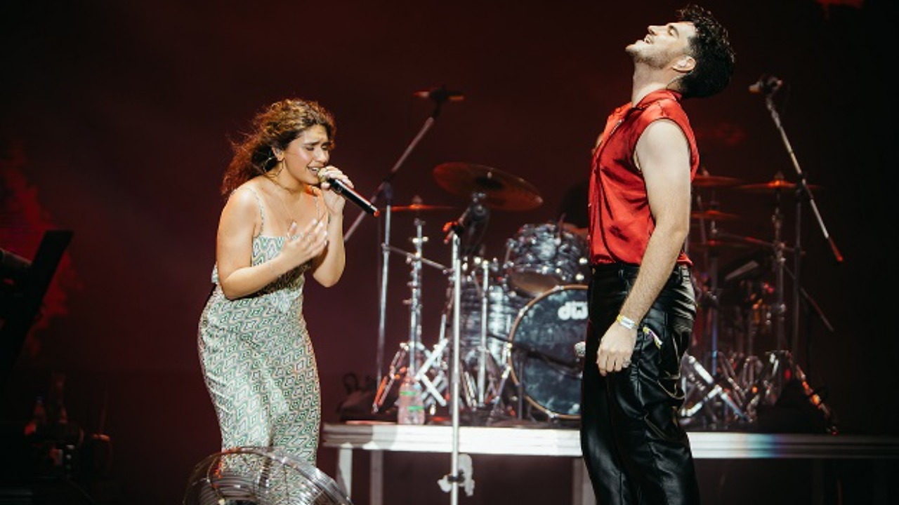 Eles prepararam uma surpresa para o público no evento cantando a faixa “You Let Me Down” do álbum "In The Meantime”